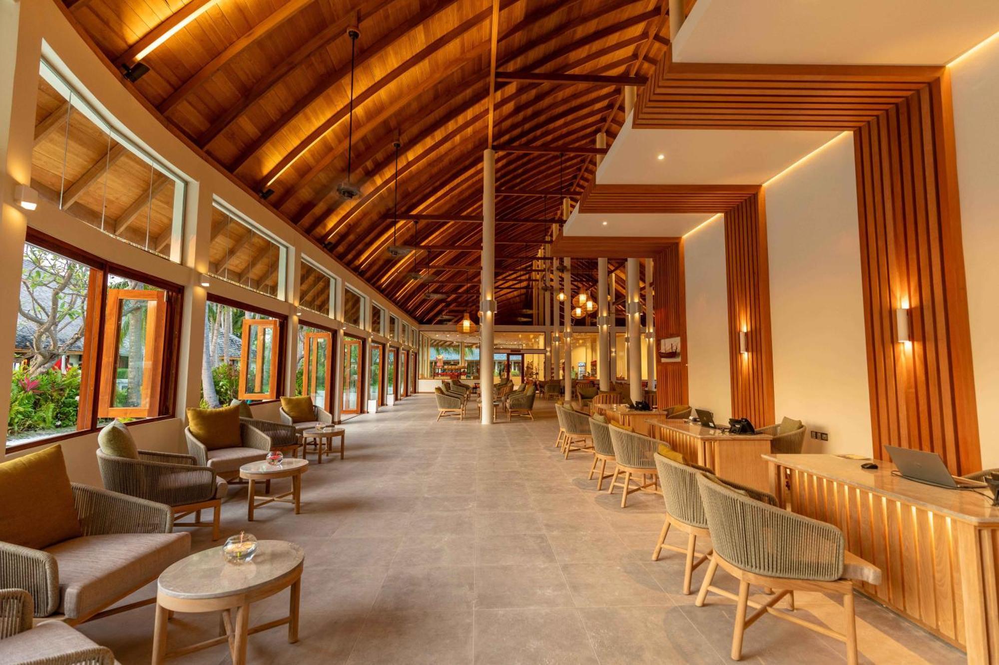 Meeru Maldives Resort Island Dhiffushi Esterno foto The interior of the resort