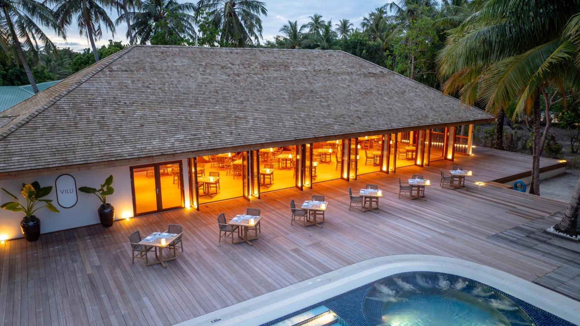 Meeru Maldives Resort Island Dhiffushi Esterno foto The restaurant at the resort