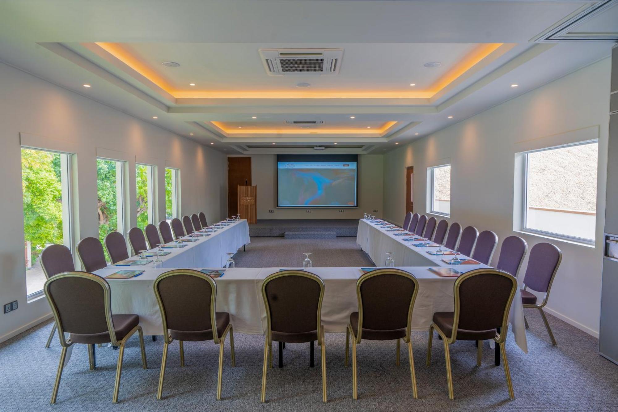 Meeru Maldives Resort Island Dhiffushi Esterno foto Meeting room at the hotel