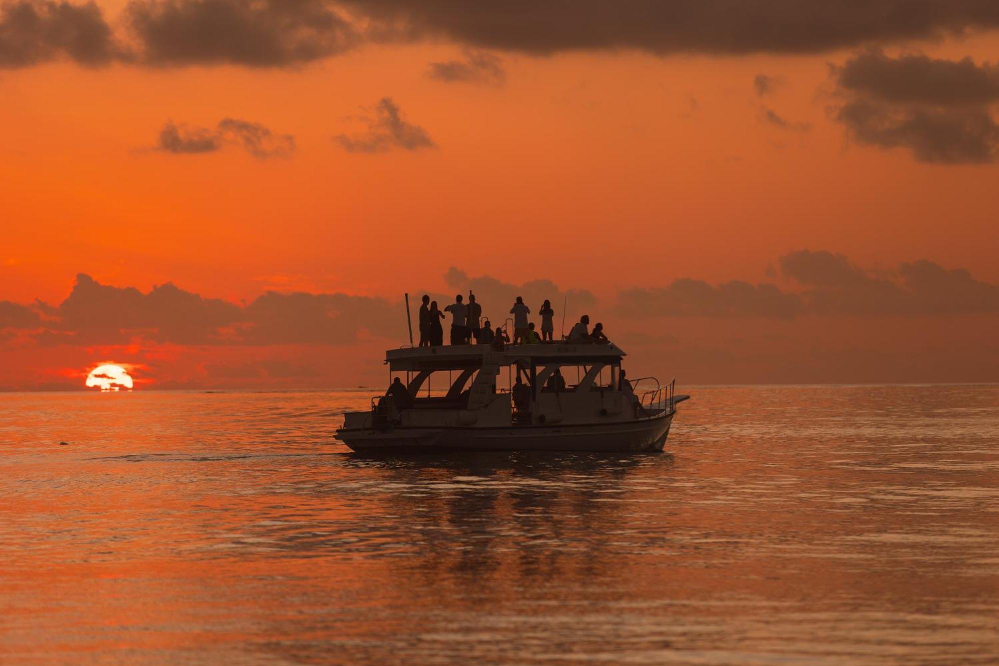 Meeru Maldives Resort Island Dhiffushi Esterno foto Sunset at the beach