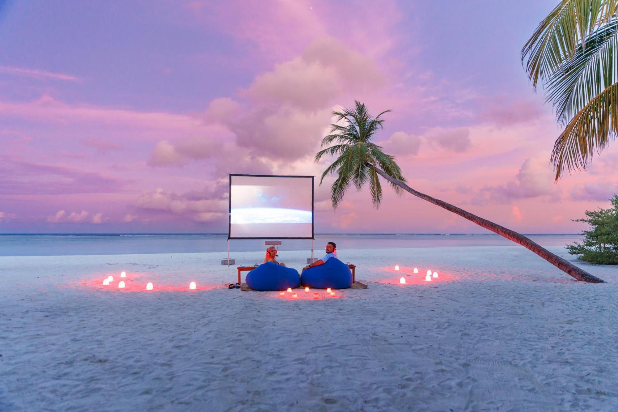 Meeru Maldives Resort Island Dhiffushi Esterno foto A beach cinema in Maldives