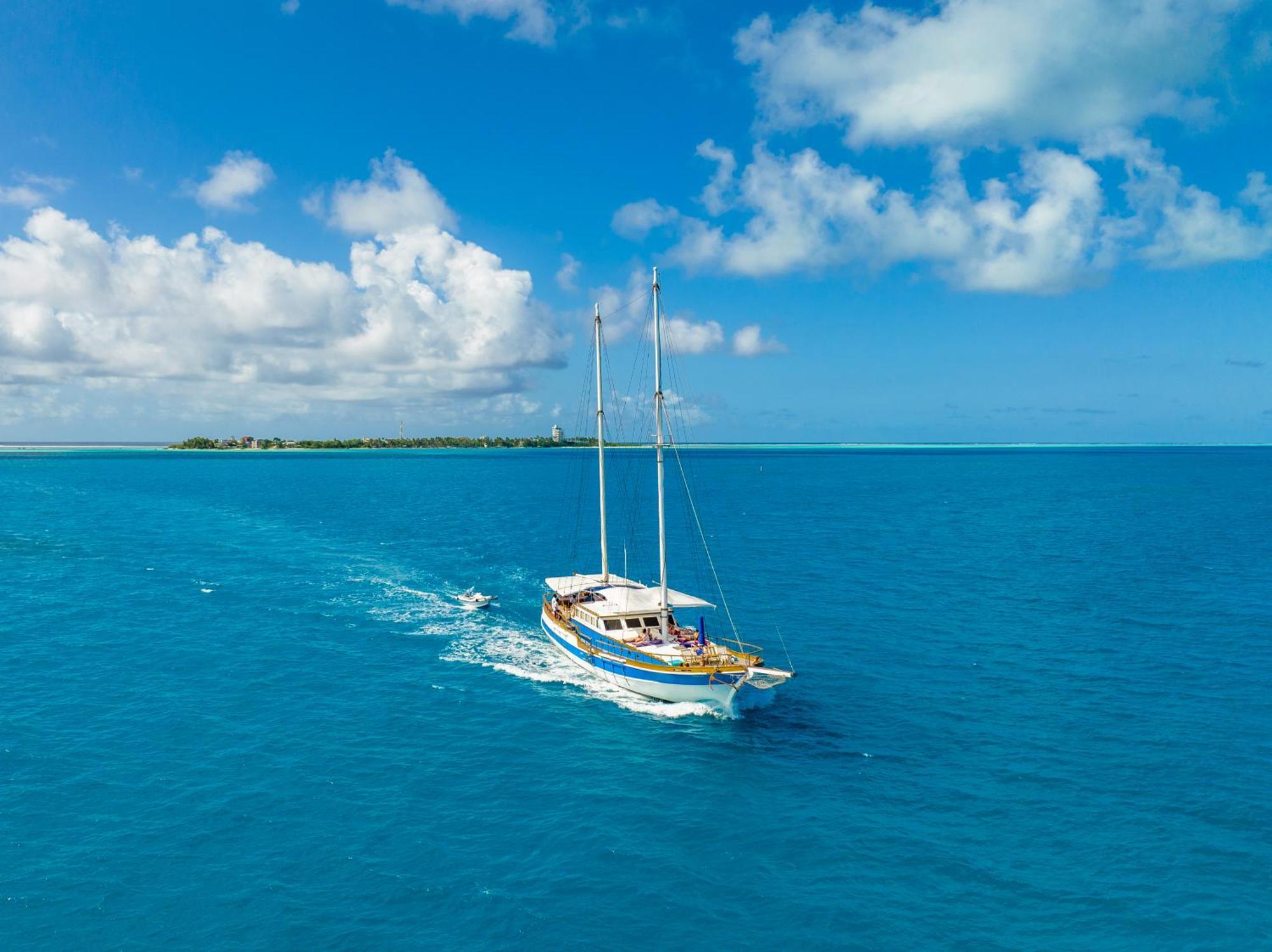 Meeru Maldives Resort Island Dhiffushi Esterno foto A yacht in the Bahamas