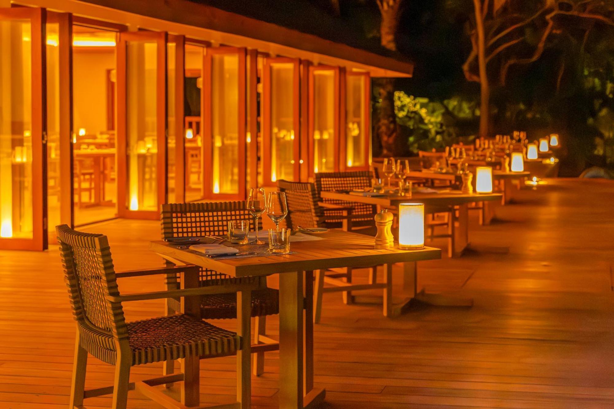 Meeru Maldives Resort Island Dhiffushi Esterno foto The Deck