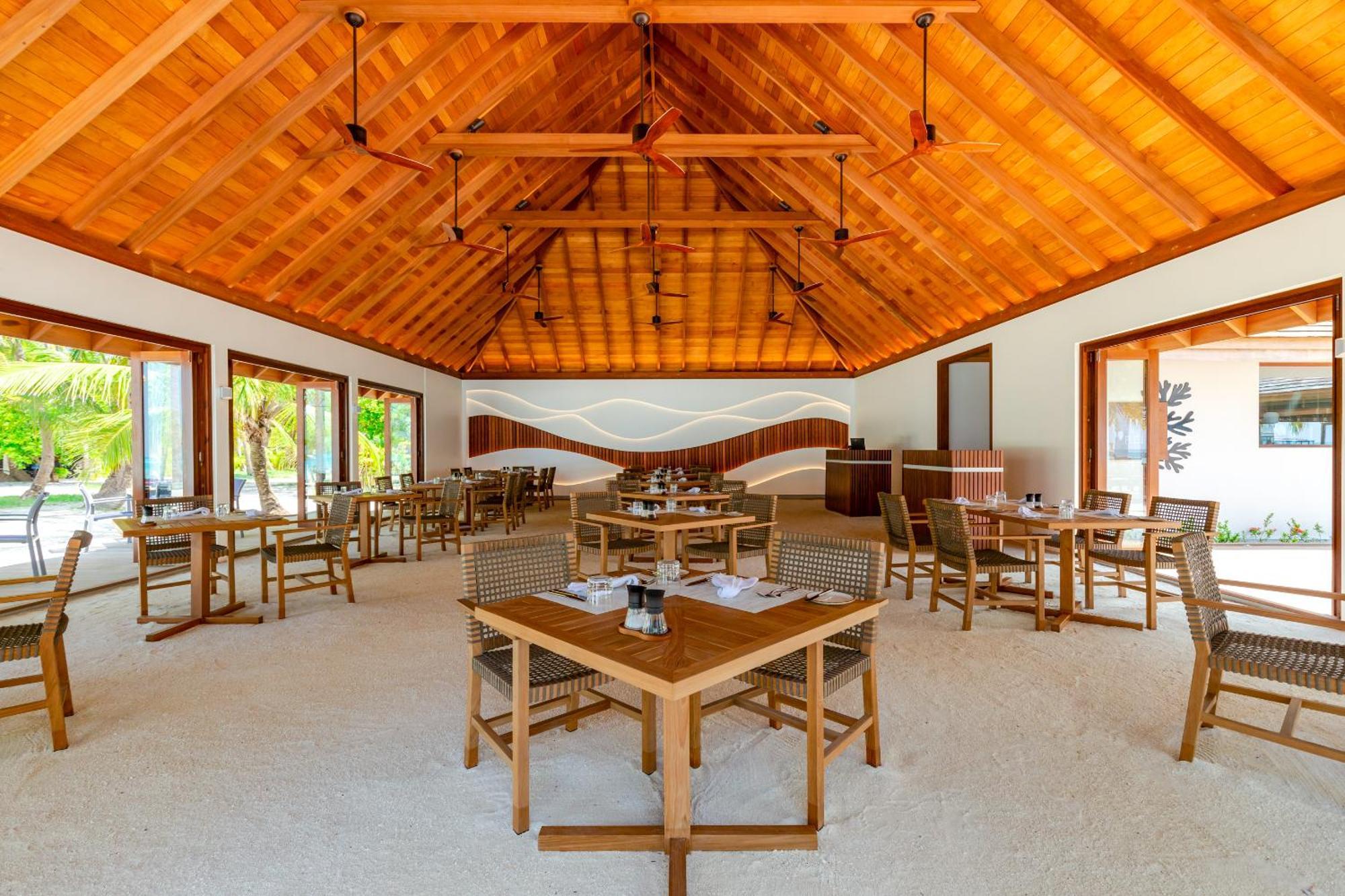 Meeru Maldives Resort Island Dhiffushi Esterno foto The restaurant at the resort