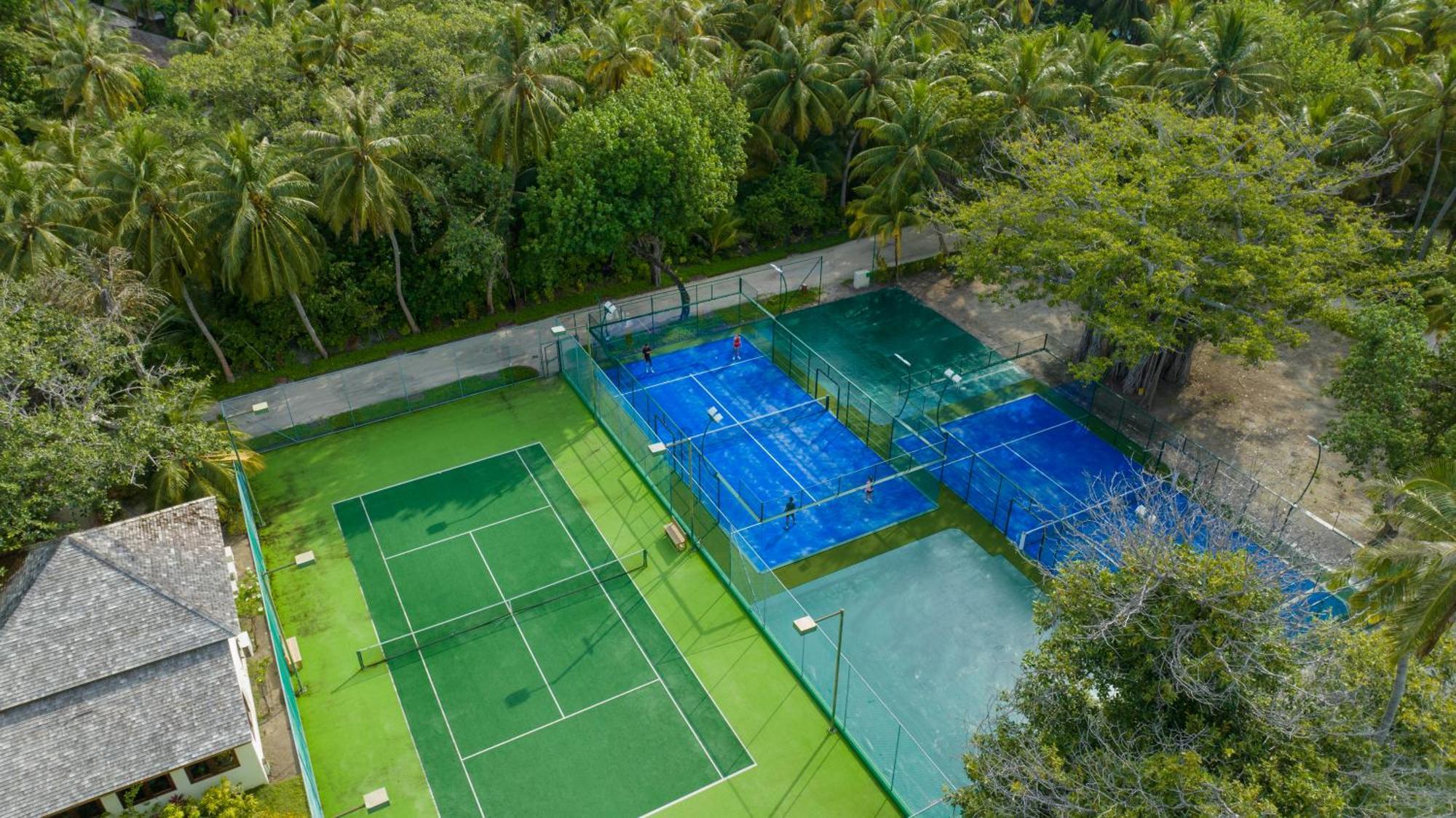 Meeru Maldives Resort Island Dhiffushi Esterno foto Tennis courts at the resort