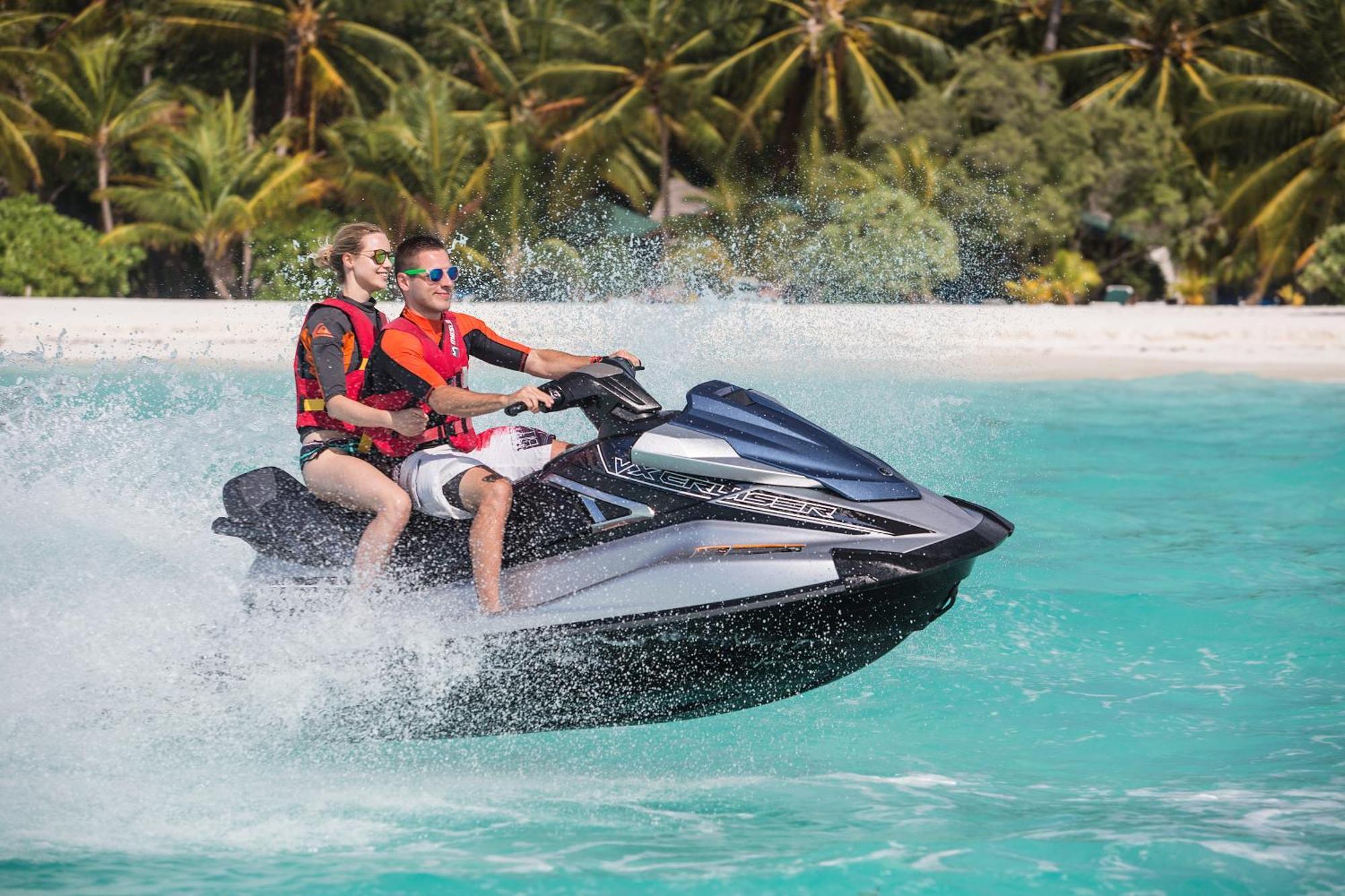 Meeru Maldives Resort Island Dhiffushi Esterno foto Jet skiing in Maldives