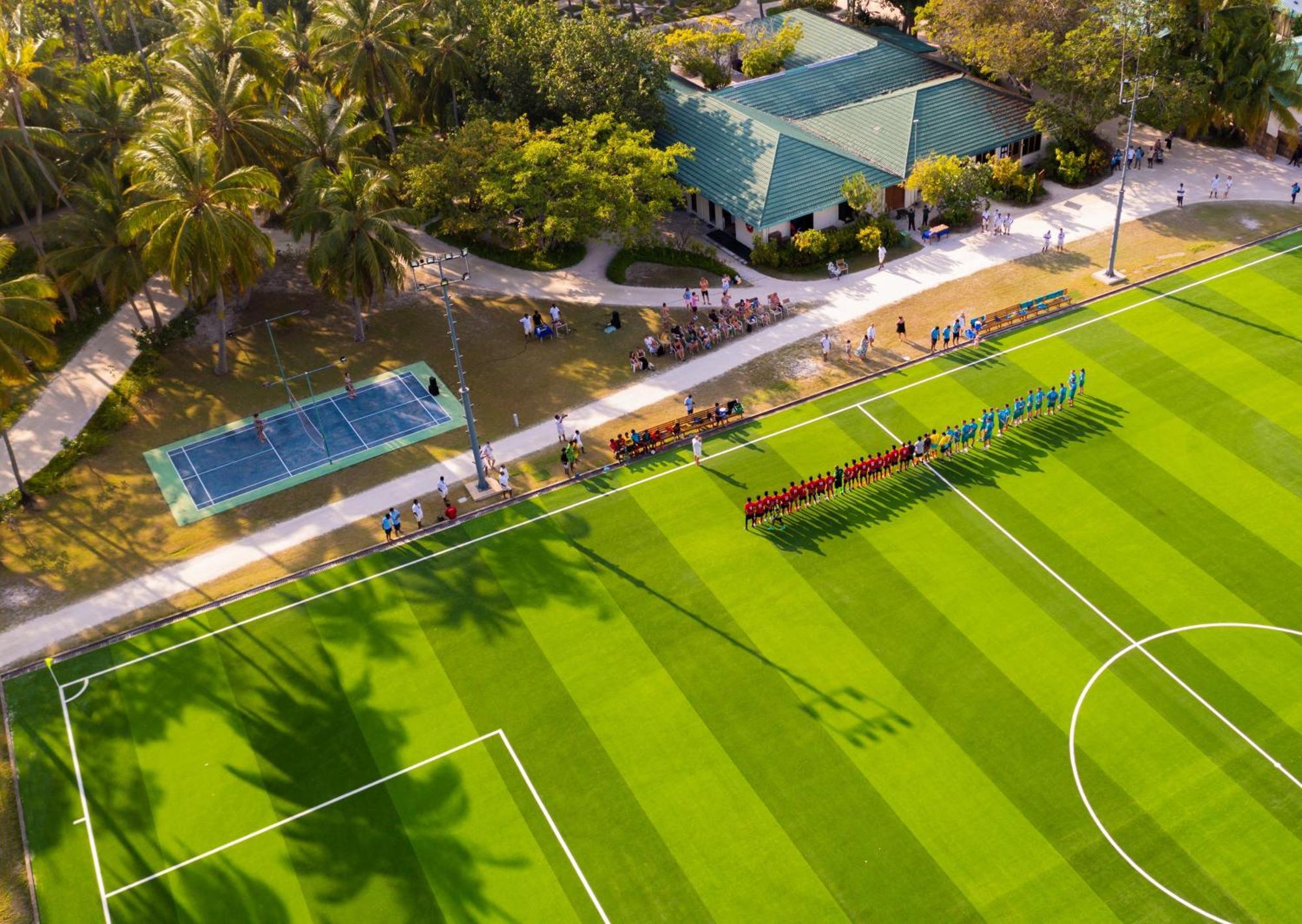 Meeru Maldives Resort Island Dhiffushi Esterno foto The football field at the University of Maldives