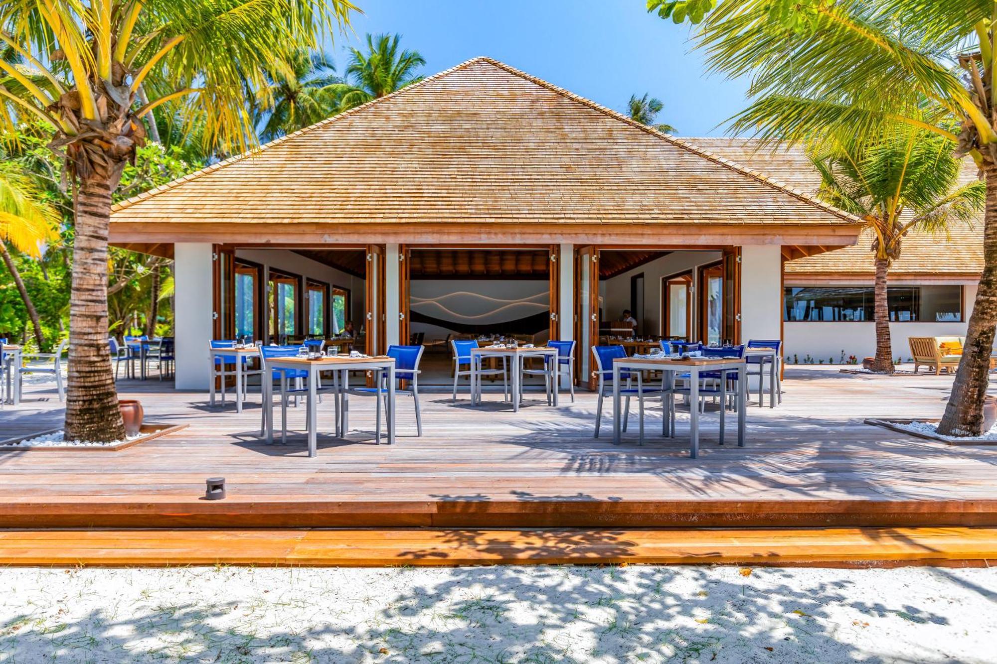 Meeru Maldives Resort Island Dhiffushi Esterno foto The restaurant at the resort