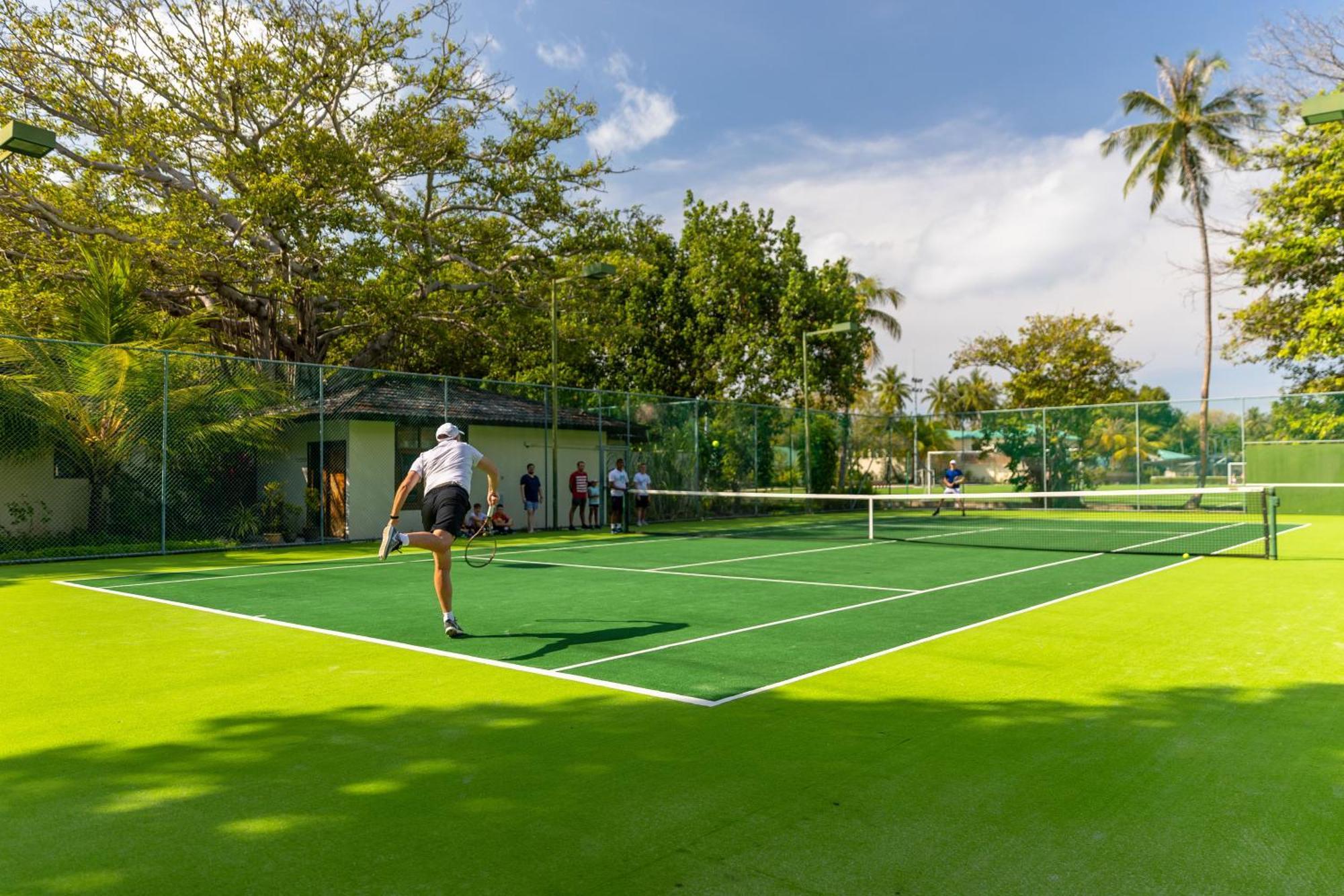 Meeru Maldives Resort Island Dhiffushi Esterno foto Tennis at the Royal Thai Navy Sports Club