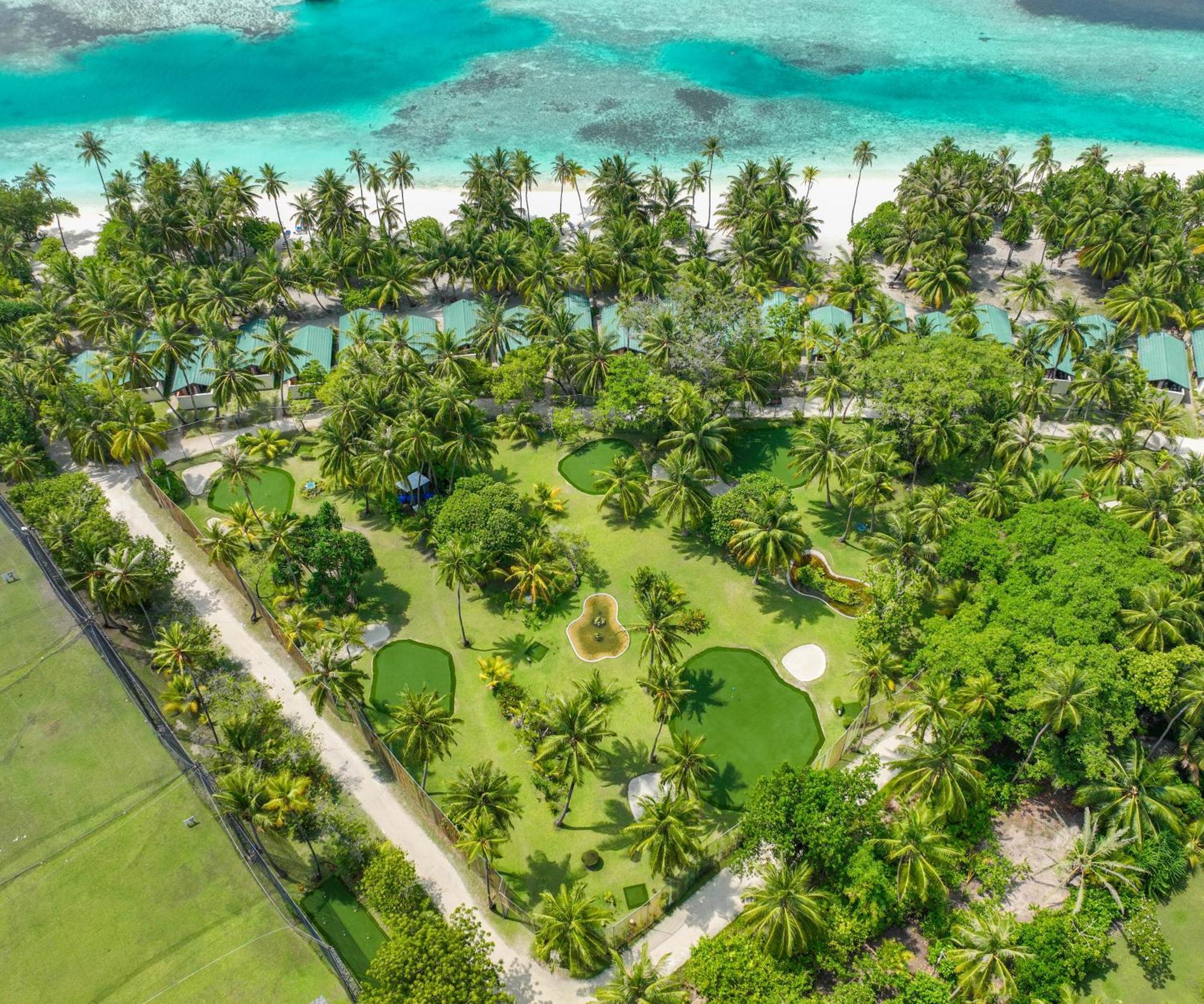 Meeru Maldives Resort Island Dhiffushi Esterno foto Golf course at the resort
