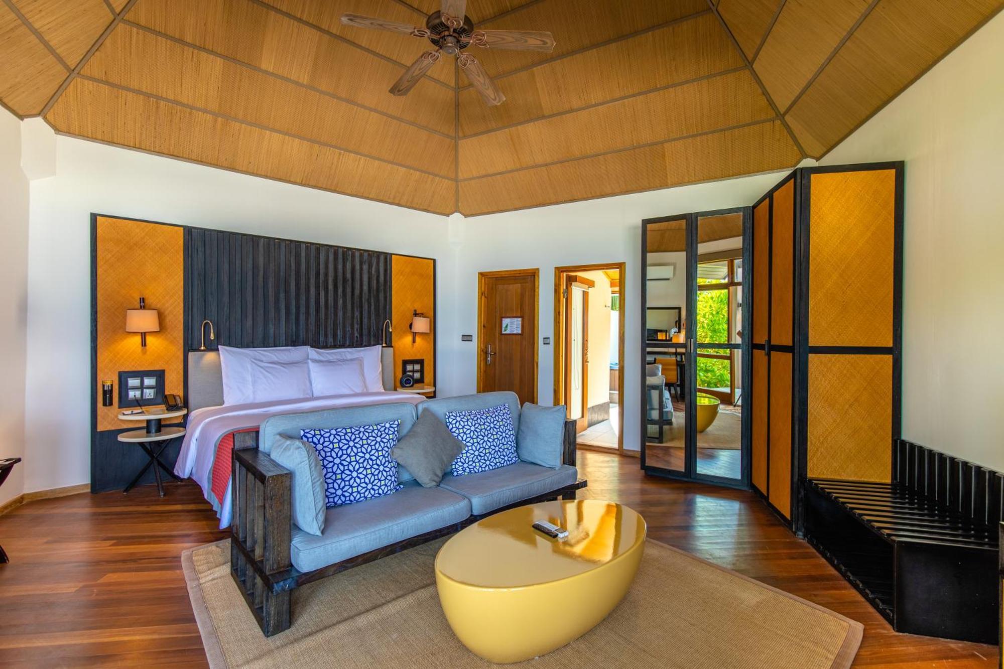Meeru Maldives Resort Island Dhiffushi Camera foto A bedroom at the resort