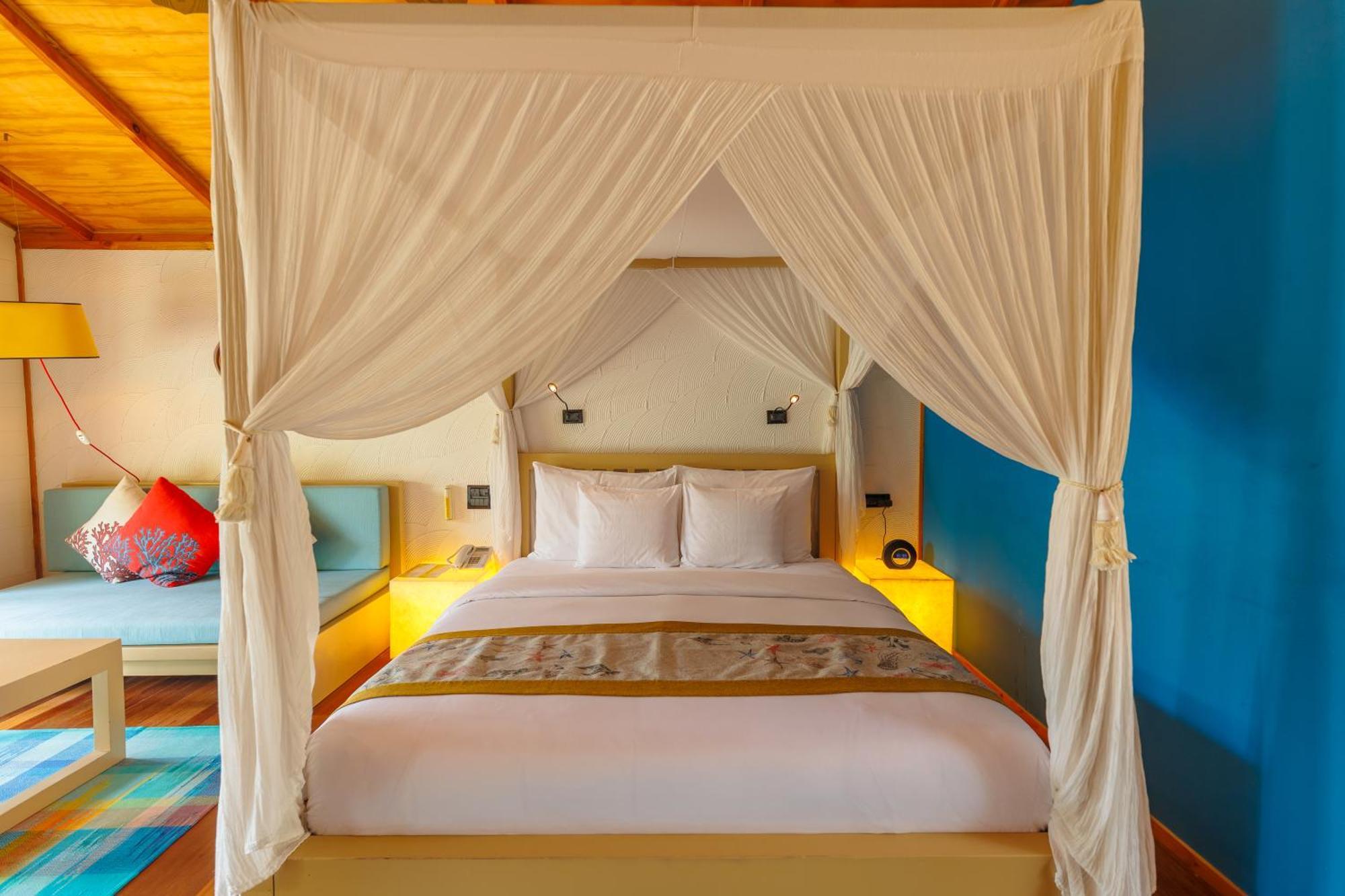 Meeru Maldives Resort Island Dhiffushi Camera foto A bed with mosquito netting