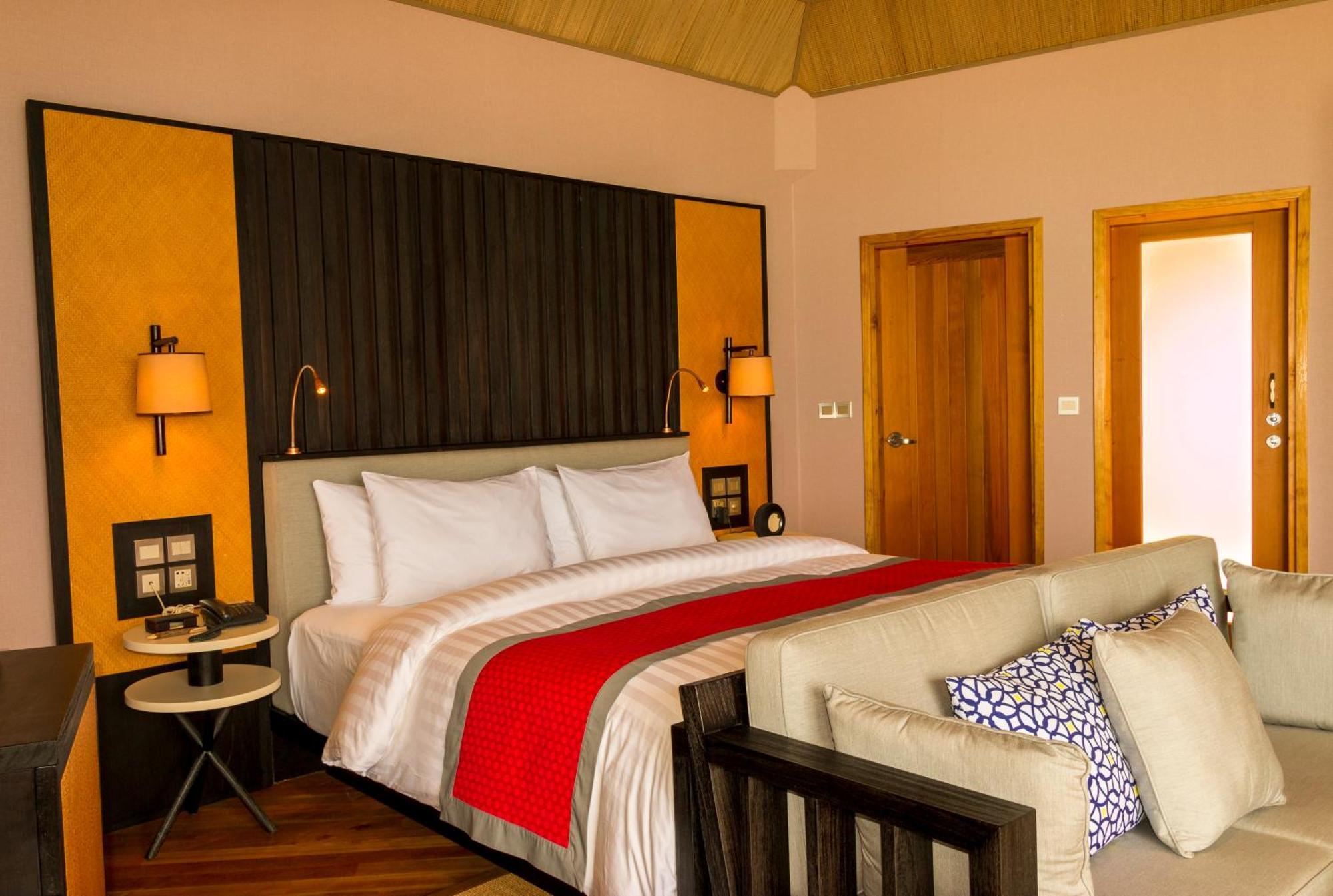 Meeru Maldives Resort Island Dhiffushi Camera foto A bedroom at the resort