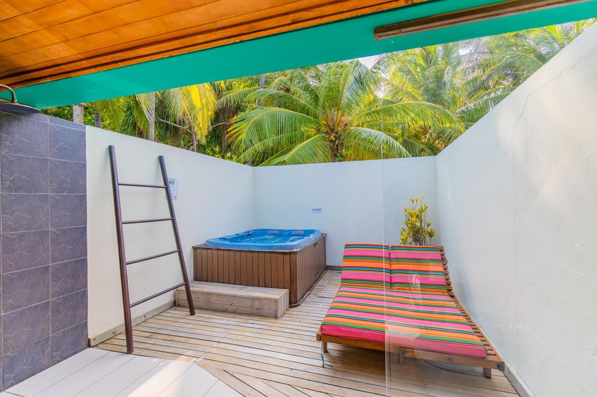 Meeru Maldives Resort Island Dhiffushi Camera foto A jacuzzi at a hotel