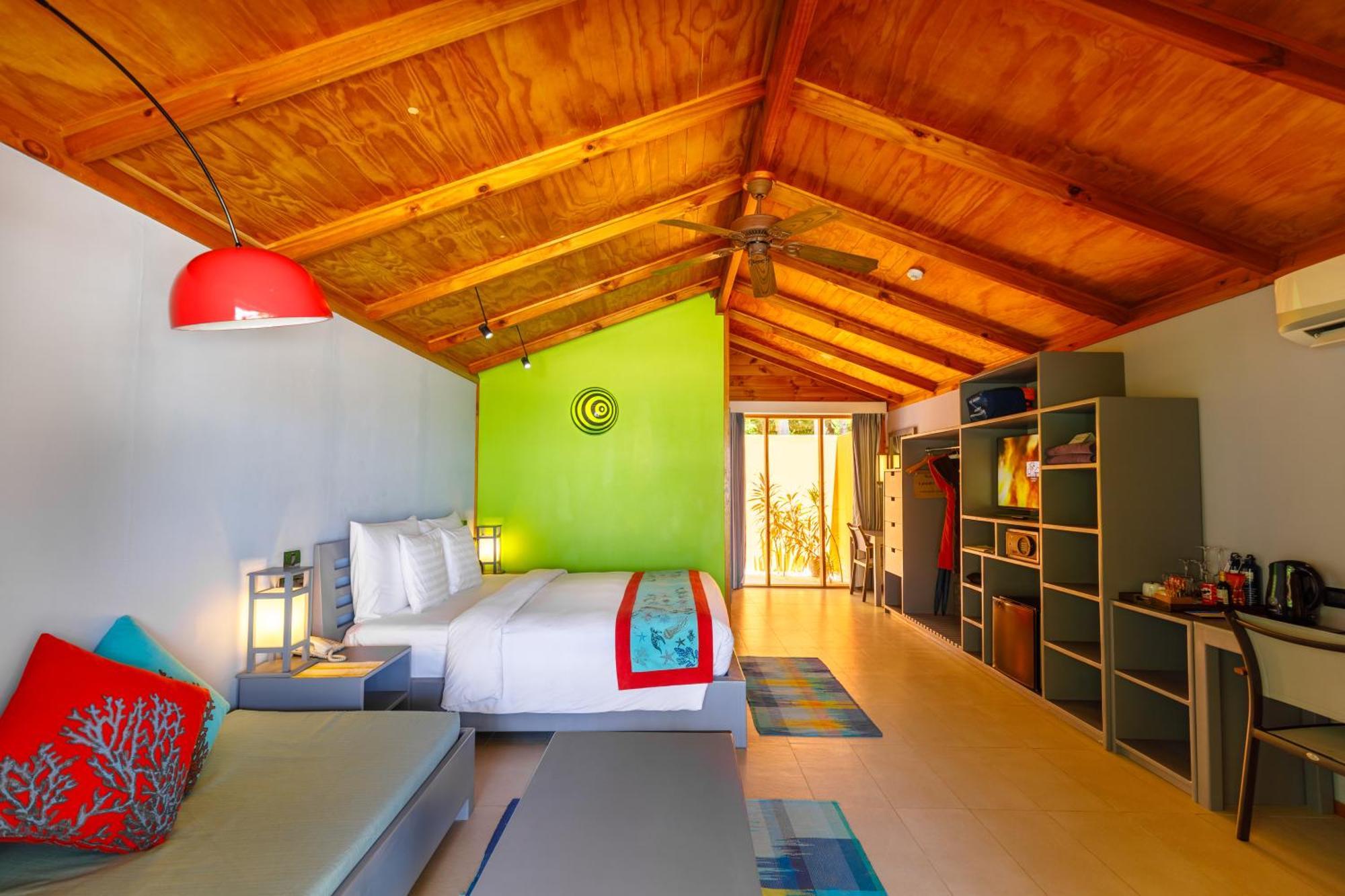 Meeru Maldives Resort Island Dhiffushi Esterno foto A room at the hotel