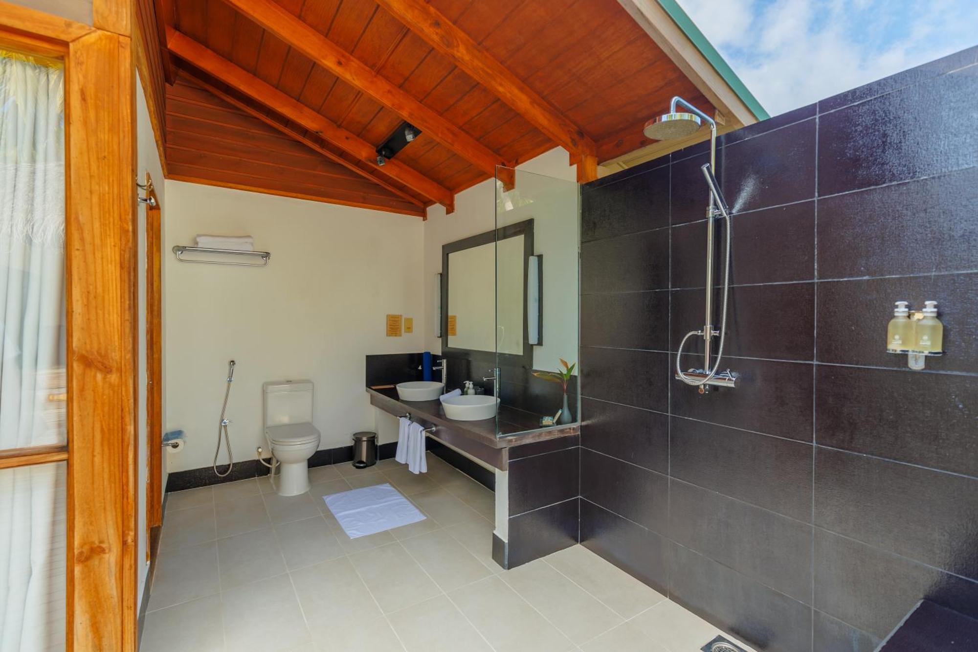 Meeru Maldives Resort Island Dhiffushi Camera foto Bathroom of a beach villa